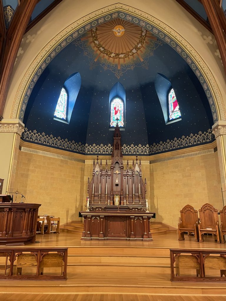 Sanctuary area with ambo, Altar and High Altar during Ordinary time