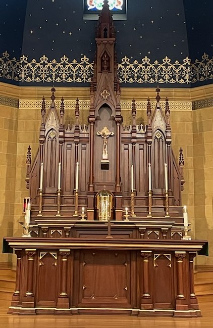 Sanctuary area with Tabernacle, Altar and High Altar during Ordinary time